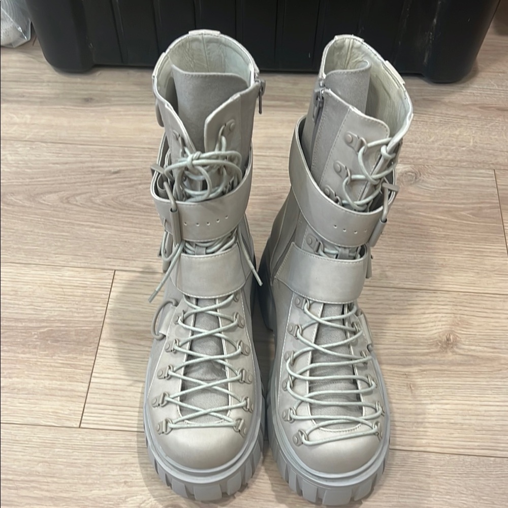 Low Traitor Boots - Light Grey